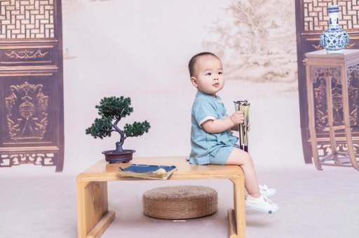 谷城宝宝边吃奶边挣扎烦躁